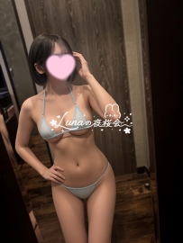 きめ細やかな肌と豊かなスタイル、柔らかな魅力の23歳